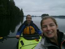 Delicioso passeio de caiaque nas águas tranquilas e geladas de Tofino, na costa oeste da Vancouver Island, na Columbia Britânica.no Canadá
